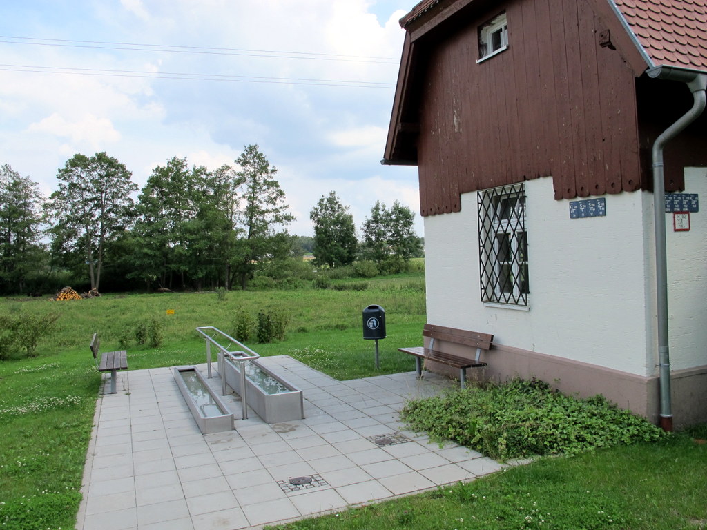 Die Umleitung führte uns auf den 'Pfarrer-Kneipp-Weg', vorbei an einem verlockendem Kneipp-Becken. Wir waren einen Kilometer vor dem Ziel, die Füße nach 20km in der Sonne heiß gelaufen, klar haben wir die Abkühlung genutzt und ne Runde 'gekneippt'!