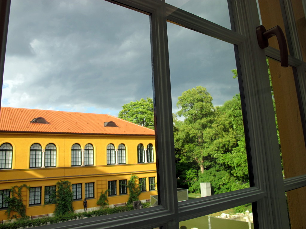 Dramatisches Licht im Garten des Lenbachhauses