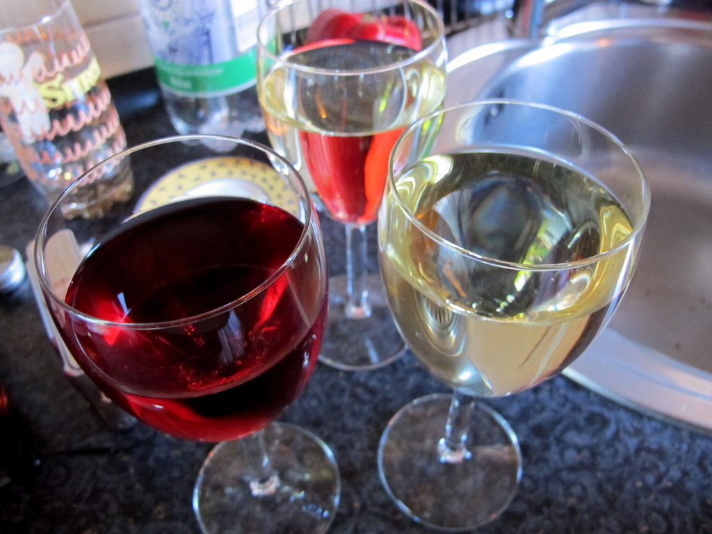 Was wäre ein gemeinsames Antipasti-Kochen ohne ein frisches Gläschen Wein!