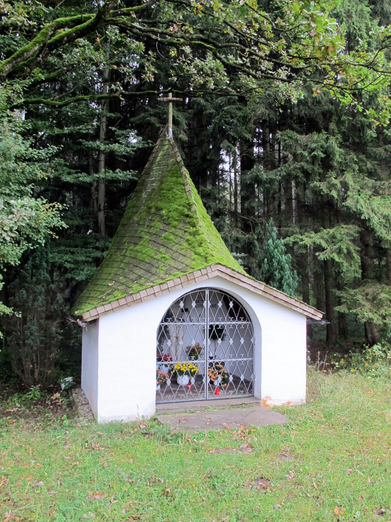 Kleine Hobbit-Kapelle am Wegrand