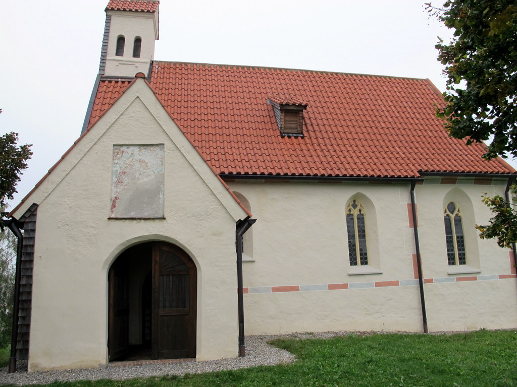 Die Kirche war zwar zugesperrt, aber der kleine Vorraum bot Bänke und Schutz vor dem kalten, feuchten Wind