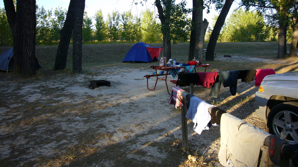 Ich mag sie, diese gemütlichen 'Laundry-days' auf Campingplätzen. Meist einer der wenige Tage, an denen das Zelt an Ort und Stelle bleibt, Zeit ist das Auto mal aufzuräumen, zu lesen, Reisetagebuch aufzufüllen oder einfach nur die Seele baumeln lassen!