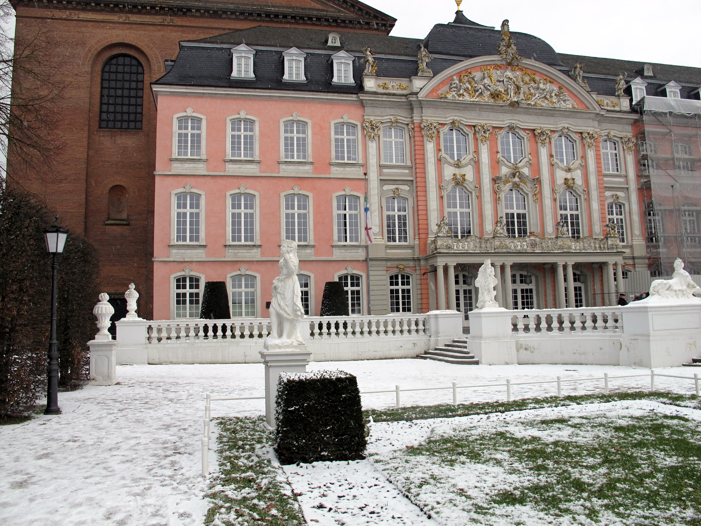 Kurfürstliches Palais, Palastgarten und Basilika