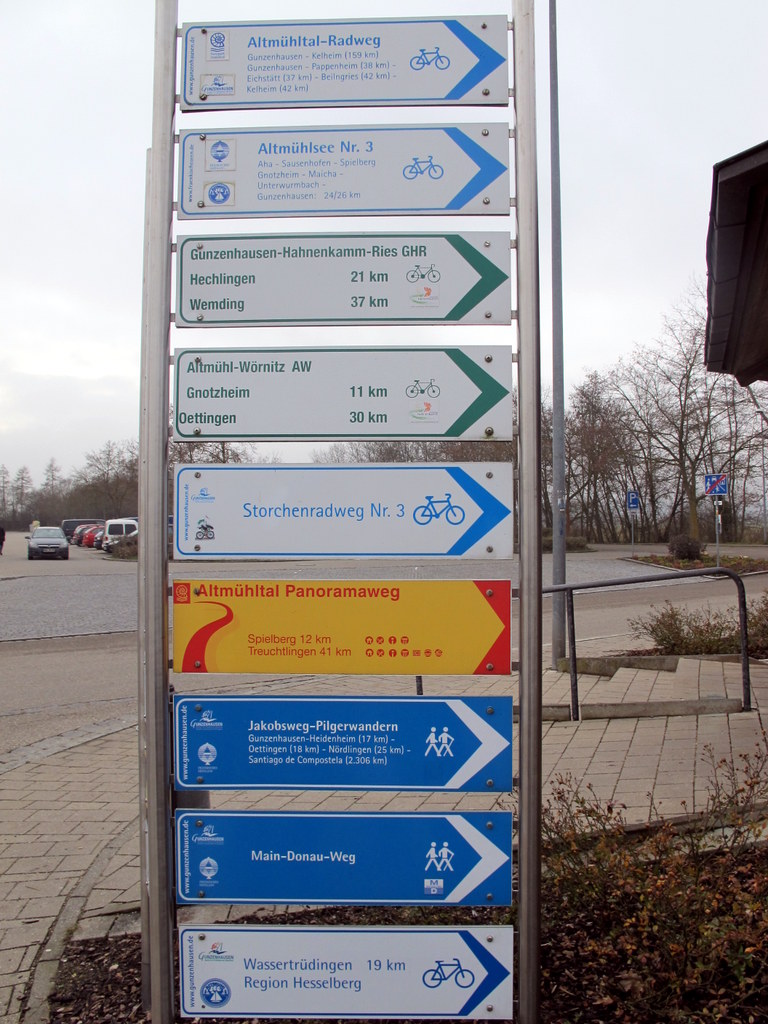 Über mangelnde Wander- und Radwege kann man sich im Altmühltag nicht beklagen - 'unserer' ist übrigens der in leuchtend orange!