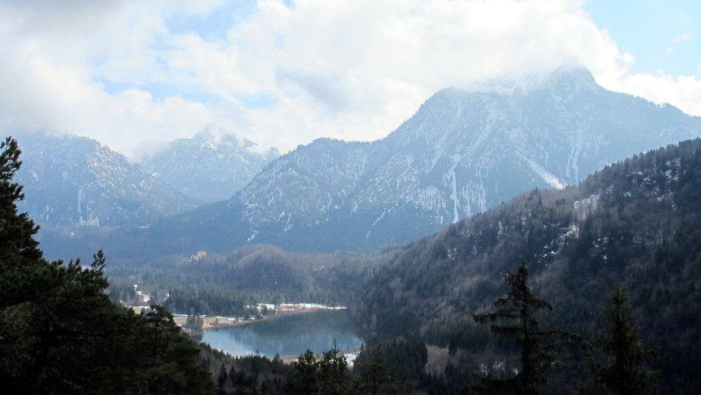 Der Alpsee vor den Königsschlössern, links ragt der Säuling empor