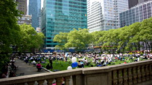 Bryant Park New York gefüllt mit Menschen