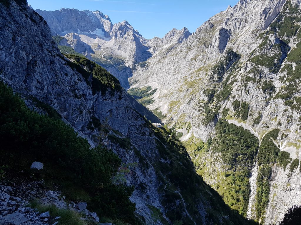 Blick vom Hupfleitenjoch hinein in die Schlucht des Höllentals. Mit Zugspitze im Hintergrund